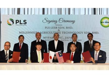KAZUMA Nishitsuji dan Lee Hun Kheng menunjukkan perjanjian usaha sama yang telah ditandatangani untuk projek penanaman durian di Raub, Pahang.