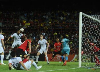 CORBIN Ong menanduk masuk gol kelima JDT dalam perlawanan Liga Super menentang Negeri Sembilan di Stadium Tuanku Abdul Rahman, Paroi, Seremban malam ini.-UTUSAN/MOHD. SHAHJEHAN MAAMIN.