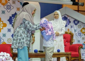 SEORANG kanak-kanak menunjukkan tatacara bersalaman dengan meletakkan tangan yang disalam pada hidung dan dicium semasa Majlis Amanat Bersama Guru Tadika JAIM di Masjid Al-Azim, Bukit Palah, Melaka. - UTUSAN/SYAFEEQ AHMAD