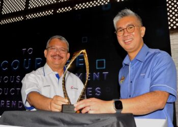 TENGKU ZAFRUL TENGKU ABDUL AZIZ dan Che Khalib Mohamad Noh menunjukkan trofi Anugerah Kecemerlangan Industri 2024 di Johor Port, Pasir Gudang, Johor.