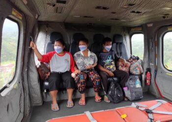 DUA wanita Orang Asli menaiki helikopter untuk menerima rawatan di Hospital Gua Musang, semalam.UTUSAN/IHSAN JBPM