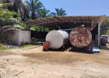 SKID tank yang dirampas penguatkuasa KPDN Kedah kerana menyimpan barang kawalan tanpa kebenaran di sebuah ladang kelapa sawit di Bedong, Sungai Petani.