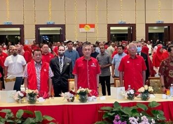 AHMAD Zahid Hamidi (tiga kiri) bersama Bung Moktar Radin (dua kiri) dan pemimpin kanan UMNO semasa Majlis Pengenalan Calon-calon UMNO di Kota Kinabalu malam ini