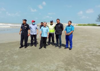 AZI Rahimee Mohamed (depan) bersama agensi penyelamat dan keselamatan  meninjau lokasi kejadian kanak-kanak lemas di Pantai Kemayang, Bachok, Kelantan hari ini-UTUSAN/ROHANA MOHD.NAWI.
