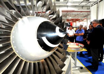 TENGKU ZAFRUL TENGKU ABDUL AZIZ melihat kompenan bilah kapal terbang ketika melawat ke GKN Engine Systems Component Repair Sdn. Bhd., di Iskandar Puteri.