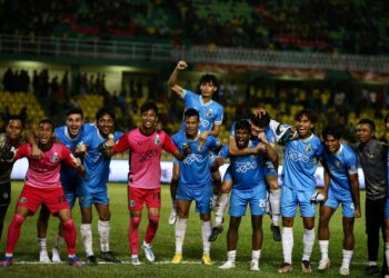 PEMAIN Penang FC meraikan kemenangan mereka ke atas KDA FC dalam perlawanan Piala FA di Stadium Darul Aman. -UTUSAN/ SHAHIR NOORDIN