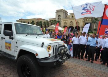 ONN Hafiz Ghazi melepaskan Konvoi Pasca Banjir Southern Volunteers (SV) di Dataran Kota Iskandar, Iskandar Puteri.