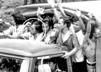 ANWAR (dalam bulatan) ketika mengetuai Demonstrasi Petani Baling pada 1974 di Universiti Malaya.