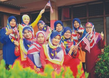 WANITA adalah insan yang sangat kuat, bersama-sama membentuk ekonomi, aktif dalam politik, membantu mempertingkatkan sistem pendidikan, memupuk keluarga sihat dan ingatlah bahawa tangan yang menghayun buaian dapat menggoncang dunia. - AGENSI