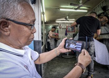 ORANG awam mendengar pembentangan  Belanjawan 2023 pada 24 Februari lalu. – UTUSAN/FAIZ ALIF AHMAD ZUBIR