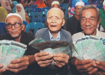 SISTEM caruman pekerja seperti Kumpulan Wang Simpanan Pekerja (KWSP) diperkenalkan dengan tujuan awal untuk membantu para pencarum memperoleh kehidupan yang lebih terjamin apabila usia mereka meningkat.–GAMBAR HIASAN/UTUSAN