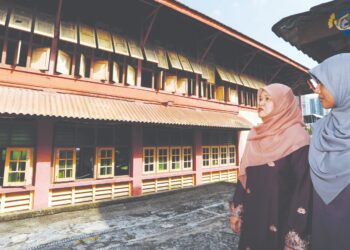 MENTERI PENDIDIKAN, Fadhlina Sidek melihat keadaan bangunan lama Sekolah Kebangsaan (SK) Bandar Tinggi, Johor Bahru yang daif ketika mengadakan lawatan di sekolah berkenaan pada Januari lalu. – UTUSAN/RAJA JAAFAR ALI