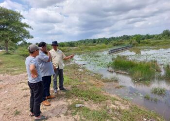 PENDUDUK menunjukkan projek RTB Sungai Rambai-Sungai Kesang yang terbengkalai selama enam tahun berhampiran Lebuh AMJ-Kesang Laut, Jasin, Melaka. - UTUSAN/AMRAN MULUP