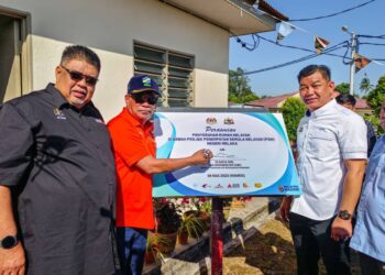 MOHAMAD Sabu (tengah) merasmikan Majlis Penyerahan Rumah Nelayan di Perkampungan Nelayan, Kuala Sungai Baru Ilir, Melaka. - UTUSAN/SYAFEEQ AHMAD