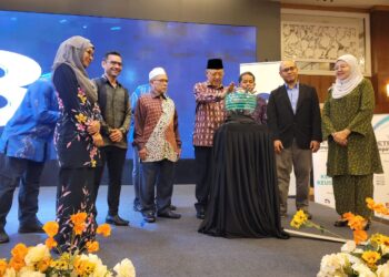 AHMAD Yakob (tengah) melakukan gimik perasmian Program Yayasan Petronas empower ECER Latihan Kemahiran dan Keusahawanan (sesi 2022-2024) bersama UiTM dan USM serta program Yayasan Petronas 

Entrepreneur bersama Sirim di Kota Bharu, Kelantan hari ini. UTUSAN/MUSTAQIM MOHAMED