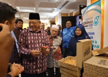 AHMAD Yakob (kiri) meluangkan masa melawat gerai pameran selepas merasmikan Majlis Apresiasi Program Pembangunan Modal Insan ECER, di Kota Bharu, Kelantan-UTUSAN/MUSTAQIM MOHAMED