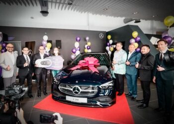 PEMENANG utama Cabutan WOW! 25 Tahun PTPTN, Khoo Lee Hah membawa pulang Mercedez Benz C200 Avantgard.