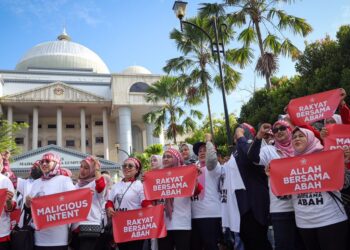 ANTARA penyokong  Muhyiddin Yassin yang menyatakan solidariti terhadap bekas Perdana Menteri itu di Kompleks Mahkamah Kuala Lumpur, pada Jumaat lalu.
