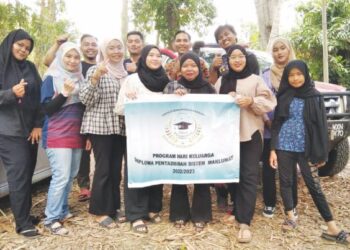 Guru pengiring, Habsah Abdullah (dua dari kiri) dan pelajarannya bergambar kenangan ketika program Hari Keluarga Diploma Pentadbiran Sistem Maklumat, Institut Kemahiran Langkasuka di Tapak Perkhemahan Hamza di Kampung Lubuk Pedati, baru-baru ini.  – UTUSAN/NORLIA RAMLI