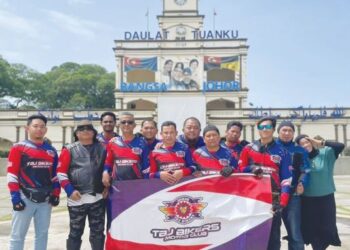 Ahli kumpulan bermotosikal Taman Bukit Jaya, Ulu Tiram, Johor  merakamkan gambar kenangan di Dataran Tanjung Emas, Muar, Johor dalam siri jelajah bermotosikal selama dua hari merentasi 10 daerah di  Johor baru baru ini.