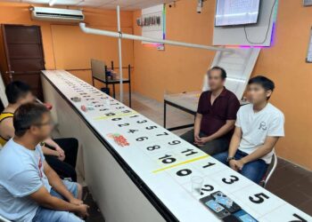 EMPAT daripada enam individu yang ditahan polis kerana dipercayai terlibat dengan judi bola golek di sebuah premis menjual aksesori telefon bimbit di Batu Berendam, Melaka.