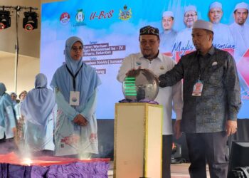 ABDULLAH Ya'kub (dua kanan) semasa merasmikan Festival Beliawanis Kelantan di Stadium Sultan Muhammad IV, Kota Bharu, Kelantan hari ini.-UTUSAN/MUSTAQIM MOHAMED