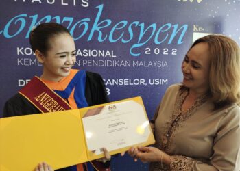 ALESYAH ASA (kiri) dan ibunya, Tiasan Patan menunjukkan sijil anugerah yang diterima sempena Majlis Konvokesyen Kolej Vokasional Kementerian Pendidikan Kali Ke-7 Tahun 2022 di Dewan Tuanku Canselor, USIM, Nilai, semalam.-UTUSAN/NOR AINNA HAMZAH.