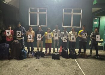 PATI yang ditahah oleh ATM selepas masuk ke negara ini secara tidak sah dengan menyeberang Sungai Golok di Kampung Bukit Nangka, Jeli, Kelantan malam tadi.-UTUSAN/IHSAN ATM