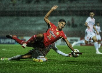 PEMAIN Negeri Sembilan, Che Rashid Che Halim diasak pertahanan KL City FC dalam perlawanan Liga Super antara kedua-dua pasukan di Stadium Tuanku Abdul Rahman, Paroi, Seremban malam ini sebelum ia dihentikan pada minit ke-27 akibat cuaca buruk.-UTUSAN/MOHD. SHAHJEHAN MAAMIN.