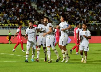 PEMAIN TFC, Sardav Kulmatov (tiga, kanan) meraikan kejayaan menjaringkan gol bersama rakan pasukan ketika bertemu PDRM FC dalam saingan Liga Super di Stadium Sultan Mizan Zainal Abidin, Kuala Nerus, malam ini. - UTUSAN/PUTRA HAIRRY ROSLI