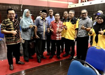 HAZAMI Jahari (tengah) bersama badan bukan kerajaan (NGO) di majlis Dalam Memartabatkan Bahasa Kebangsaan di Dewan Utama Kampus Kesihatan USM Kubang Kerian, Kota Bharu Kelantan hari ini.- UTUSAN/ROSLIZA MOHAMED