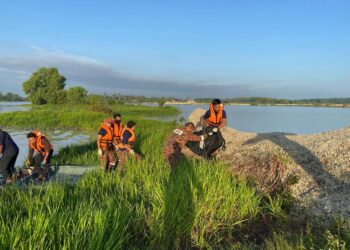 ANGGOTA bomba mengusung mayat kanak-kanak yang ditemukan lemas di lombong sebuah kuari pasir di Kampung Permatang Kedundung, Pinang Tunggal di Tikam Batu, Sungai Petani.