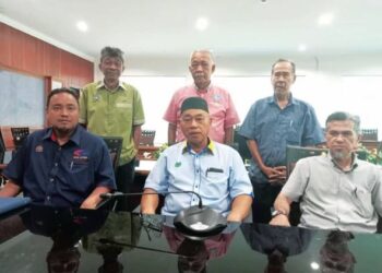 RAZALI Saad (tengah  selepas sesi perbincangan isu siput retak seribu yang berlangsung di Lembaga Kemajuan Ikan Malaysia (LKIM) Kuala Perlis, Perlis hari ini.- UTUSAN/ASYRAF MUHAMMAD