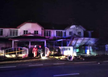 EMPAT buah rumah teres dua tingkat terjejas dalam kebakaran di Taman Gunung Mas, Tampin, malam tadi.-UTUSAN/NOR AINNA HAMZAH.