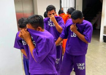 EMPAT terduduh yang memakai baju lokap berwarna ungu dibawa untuk menghadiri perbicaraan Mahkamah Sesyen Kota Bharu, Kelantan hari ini-UTUSAN