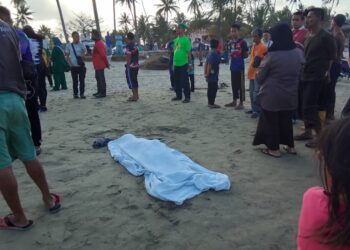 MAYAT  Wan Muhamad Afiq Daniel Wan Nasir ditemukan lemas semasa mandi di Pantai Damat, Bachok, Kelantan-UTUSAN/ROHANA MOHD. NAWI