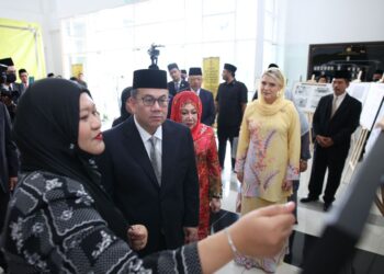 DR. Tengku Muhamad Fa-iz Petra (dua kiri) mengendar taklimat semasa mencemar duli merasmikan Kompleks Mahkamah Kota Bharu, Tunjong, Kota Bharu, Kelantan hari ini.-UTUSAN/KAMARUL BISMI KAMARUZAMAN