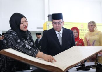 DR. Tengku Muhamad Fa-iz Petra (tiga kanan) diberi taklimat semasa mencemar duli merasmikan Kompleks Mahkamah Kota Bharu, Tunjong, Kota Bharu, Kelantan har ini.-UTUSAN/KAMRUL BISMI KAMARUZAMAN