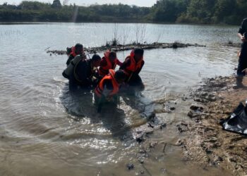 ANGGOTA bomba menemukan mayat mangsa pada kedalaman 4.5 meter di sebuah tapak bekas lombong di Solok Menggong, Alor Gajah, Melaka.