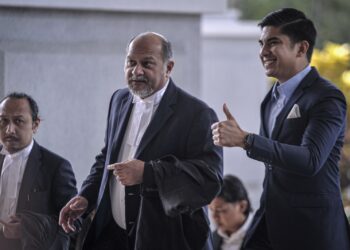 SYED Saddiq Syed Abduk Rahman (kanan) dan dua peguamnya hadir di Mahkamah Tinggi Kuala Lumpur bagi perbicaraan kes bersubahat pecah amanah, salah guna harta dan pengubahan wang haram (AMLA). - UTUSAN/FAIZ ALIF AHMAD ZUBIR