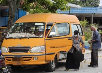 V. VIJAYAKUMARAN bersama isteri, S. Kaveri membersihkan van sekolah yang menjadi sumber pendapatan utama mereka sejak 10 tahun lalu ketika ditemui di rumah mereka di Bukit Mertajam, Pulau Pinang semalam.
