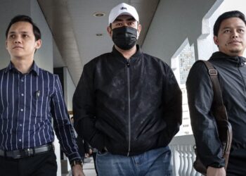 NG Shih Chiow (topi putih) hadir di Mahkamah Sesyen Kuala Lumpur bagi pertuduhan menyalahgunakan harta milik syarikat. -  UTUSAN/FAIZ ALIF AHMAD ZUBIR