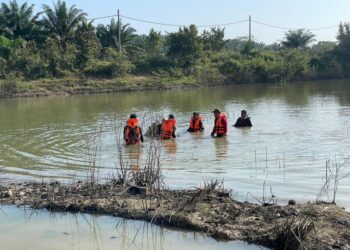 ANGGOTA bomba menemukan mayat mangsa pada kedalaman 4.5 meter di sebuah tapak bekas lombong di Solok Menggong, Alor Gajah, Melaka.
