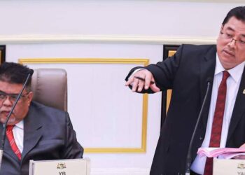 SULAIMAN Md. Ali menjawab pertanyaan-pertanyaan lisan ketika Sidang DUN Melaka di Seri Negeri, Ayer Keroh, Melaka.