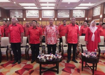 AHMAD Zahid Hamidi (tengah) semasa menghadiri Majlis Pengenalan Calon-calon Pengerusi Tetap, Timbalan Pengerusi Tetap, Naib Presiden dan Ahli Majlis Kerja Tertinggi UMNO Peringkat Negeri Kelantan, di Kota Bharu, Kelantan hari ini-UTUSAN/YATIMIN ABDULLAH