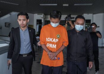 SUSPEK direman enam hari selepas perintah reman dikeluarkan Mahkamah Majistret, Ayer Keroh, Melaka. - UTUSAN/SYAFEEQ AHMAD
