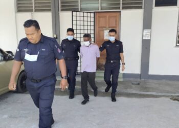 S. Kannadasasan (dua dari kanan) dibawa keluar dari Mahkamah Majistret Bahau hari ini selepas didakwa kerana menghalang tugas polis dalam kejadian pada 8 Mac lalu.-UTUSAN/NOR AINNA HAMZAH.