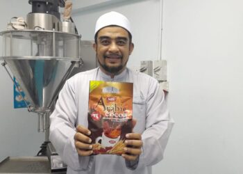 Syed Khairil Azri Sayid Hizar  menunjukkan produk pracampuran koko keluaran syarikatnya.