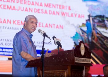 AHMAD Zahid Hamidi semasa berucap pada Program Ramah Mesra Bersama Kakitangan Kemas Kelantan di Auditorium Jabatan Kebudayaan dan Kesenian Negeri Kelantan di Kota Bharu, Kelantan hari ini.-UTUSAN/KAMARUL BISMI KAMARUZAMAN