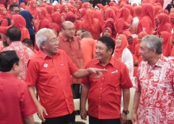 AHMAD Zahid Hamidi (kanan) beramah mesra dengan pemimpin UMNO yang hadir pada Majlis Pengenalan Calon-calon Pengerusi Tetap, Timbalan Pengerusi Tetap, Naib Presiden dan Ahli Majlis Kerja Tertinggi UMNO Peringkat Negeri Kelantan di Kota Bharu, Kelantan hari ini-UTUSAN/YATIMIN ABDULLAH